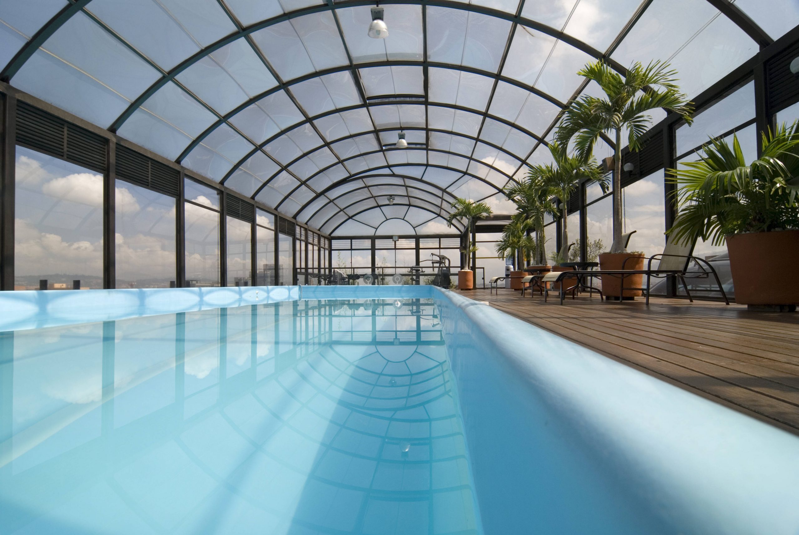 Cómo elegir la mejor cubierta para tu piscina